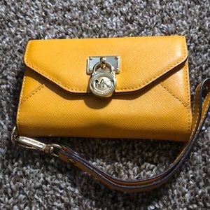 G I ft e d Authentic Michael Kors Wristlet